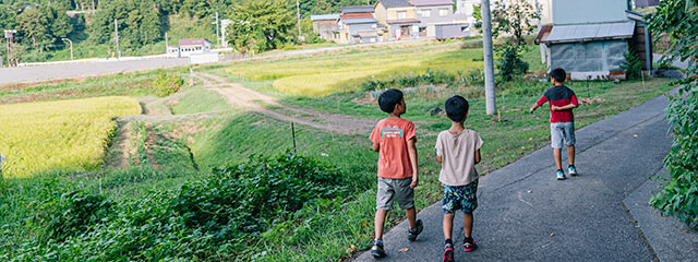 田んぼ道を散策する子どもたち