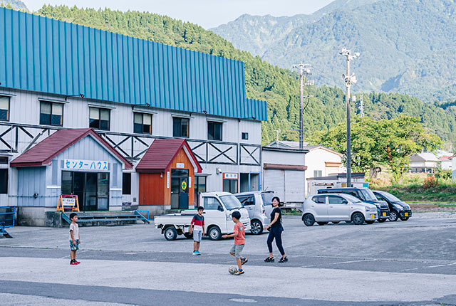 宿泊施設の周りでサッカーをする子どもたち