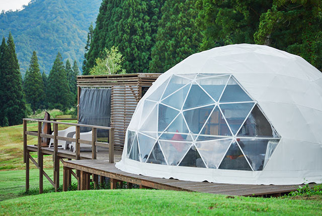 〈舞子リゾート〉グランピングサイトに設置されたドーム型テント