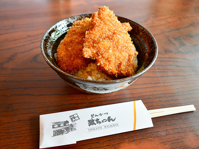 〈とんかつ政ちゃん〉の「三枚かつ丼」