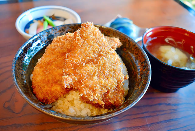 「にいがたうんめもん三昧セット」で提供されるタレかつ丼