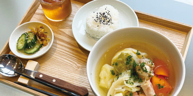 〈NAGOMI CAFE MYOKO〉の人気メニュー「お野菜ごろごろあったかポトフ」。妙高の新鮮な野菜の旨みがたっぷり