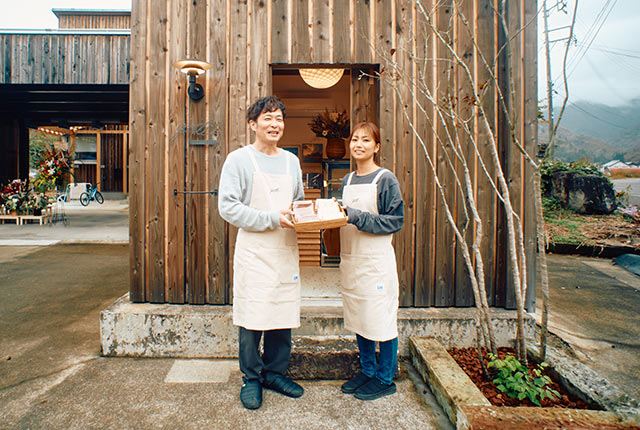 オープンしたお店〈qute〉の前に立つ駒形さんと奥さんの美穂さん