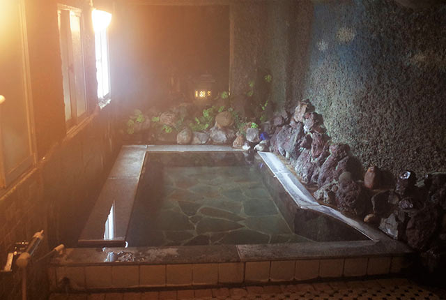 〈川津屋〉の洞窟風呂