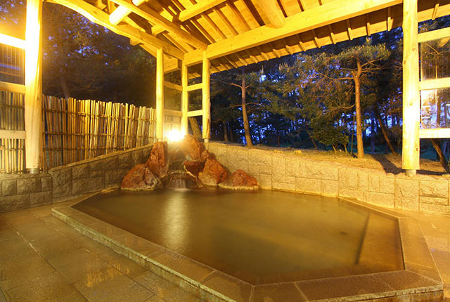〈国際観光ホテル 八幡館〉の松林に囲まれた露天風呂