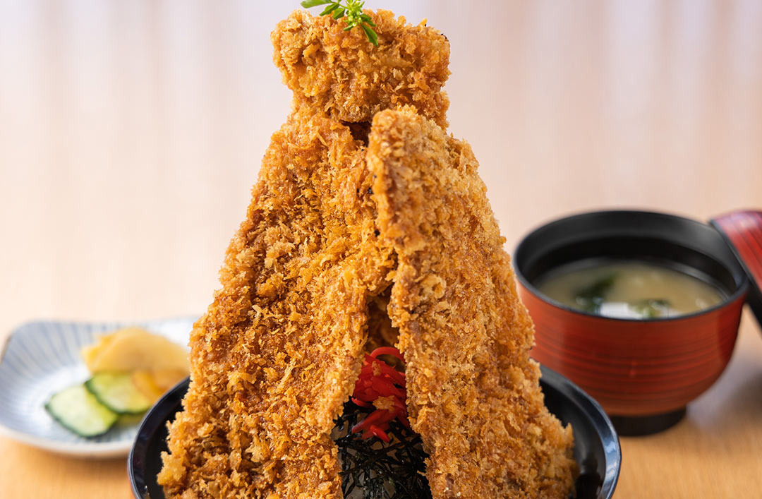 老舗レストラン〈モンブラン〉看板メニュー!“そびえ立つ”特製タレかつ 老舗レストラン〈モンブラン〉看板メニュー!“そびえ立つ”特製タレかつ