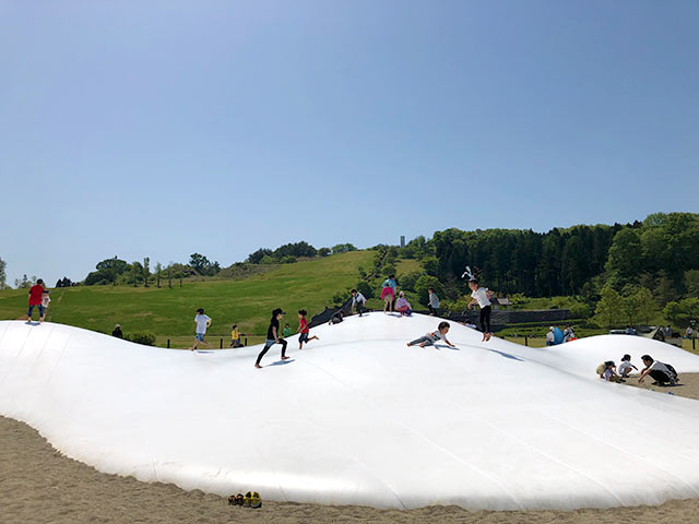 〈国営越後丘陵公園〉の巨大なトランポリン「ふわふわドーム」