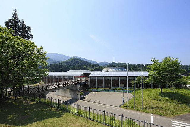 〈新潟県立こども自然王国〉の屋内施設外観