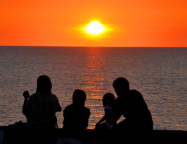 家族４人で夕陽を眺めている