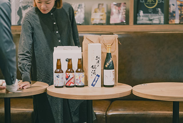 イベント会場のテーブルに置かれた新潟の日本酒とビール