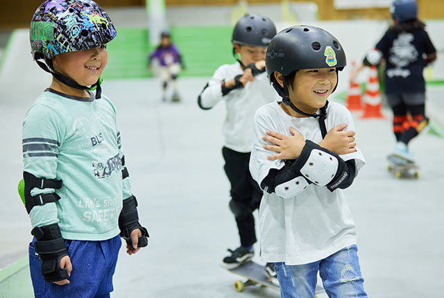 スケートボード教室に参加する子どもたち