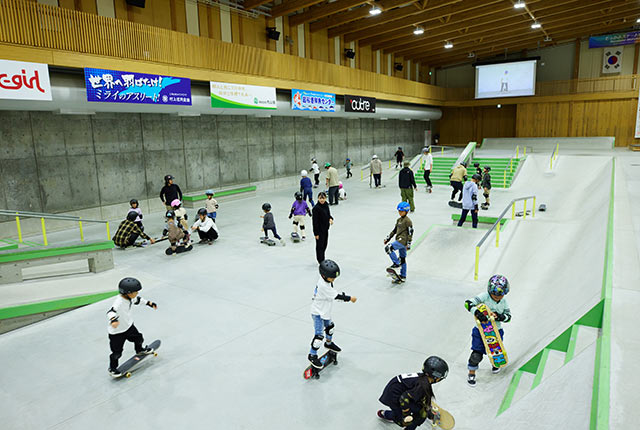 スケートボード教室の様子。たくさんの子どもが参加