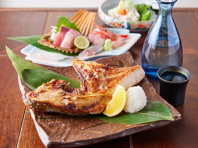 〈魚と地酒とワイン りべら〉で提供される寒ブリの塩焼きや刺し盛り、日本酒