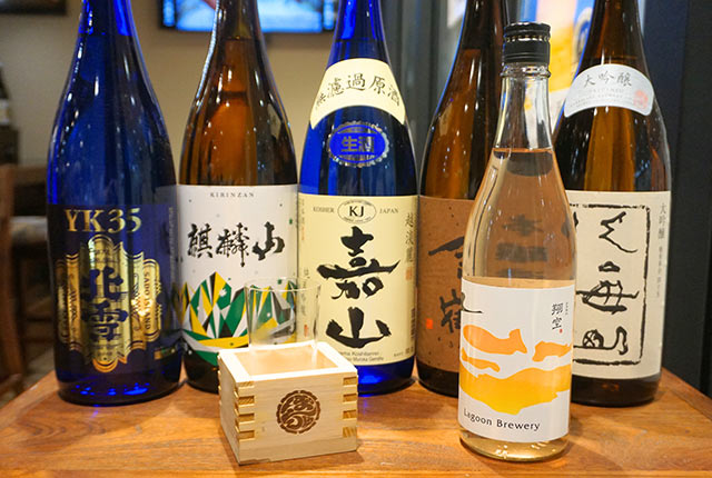 さまざまな日本酒の一升瓶が並ぶ