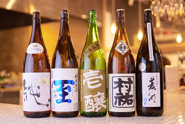 〈弁天スタンド〉で提供される日本酒の一升瓶が並ぶ