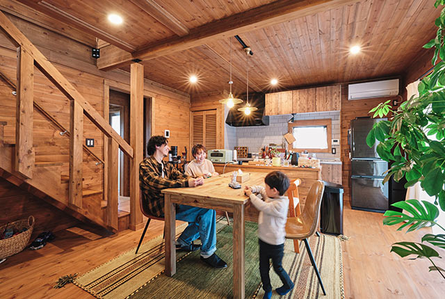 天井や床、キッチンなどにも木材がふんだんに使われている