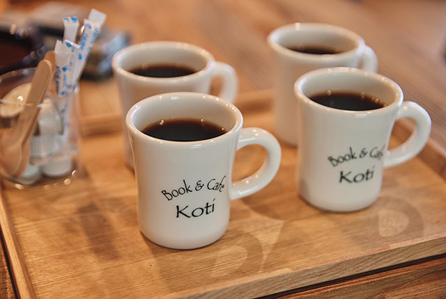 オリジナルカップに入ったコーヒーが４つ並ぶ