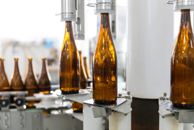 機械で日本酒が瓶詰めされる工程