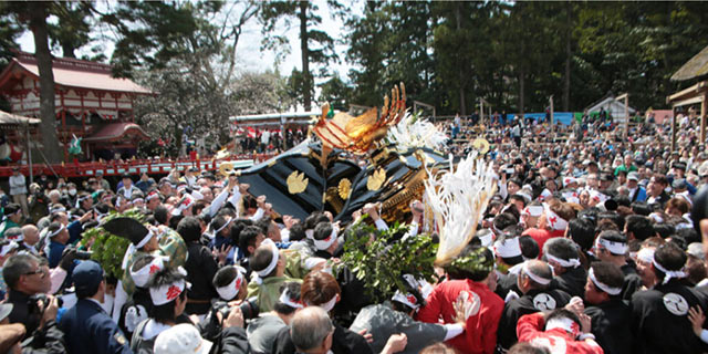神輿が激しくぶつかり合っている天津神社春大祭（糸魚川けんか祭り）