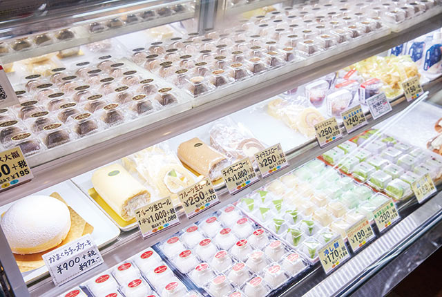 〈万平菓子舗〉の店内ショーケース