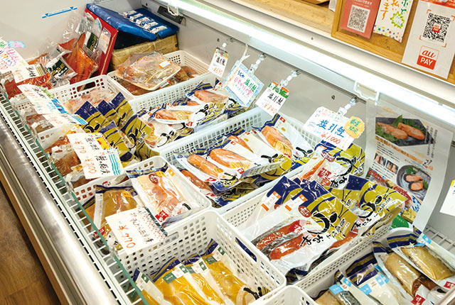 鮭の加工食品が並ぶショーケース
