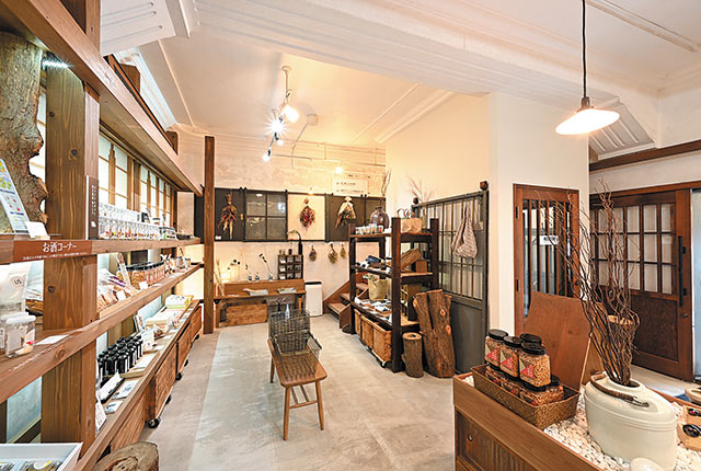 〈LIS 摂田屋〉の店内