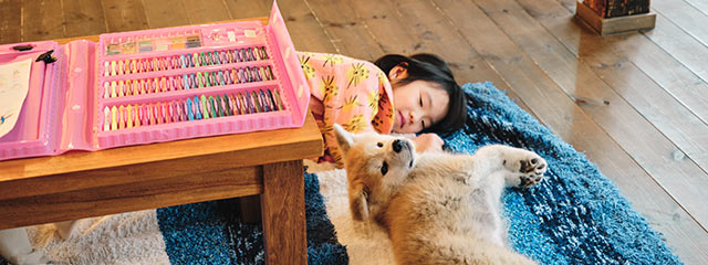 吉沢さんの娘さんと愛犬が床に寝そべっている