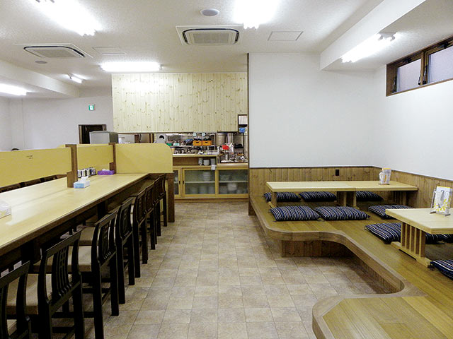 〈安福亭 本店〉の店内