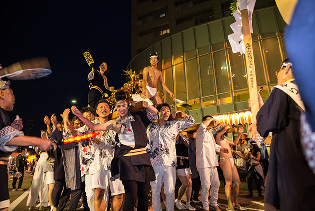 街中を神輿が行きかう