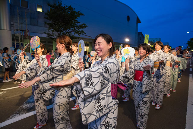 浴衣を着て「民謡街頭流し」で踊る参加者たち