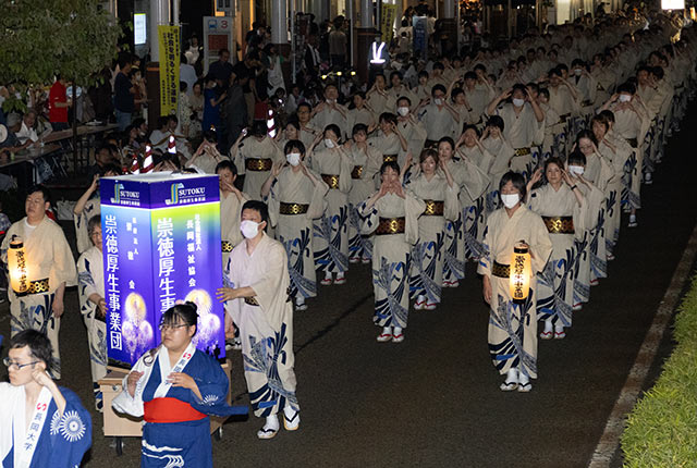 揃いの浴衣を着て練り歩く「大民踊流し」