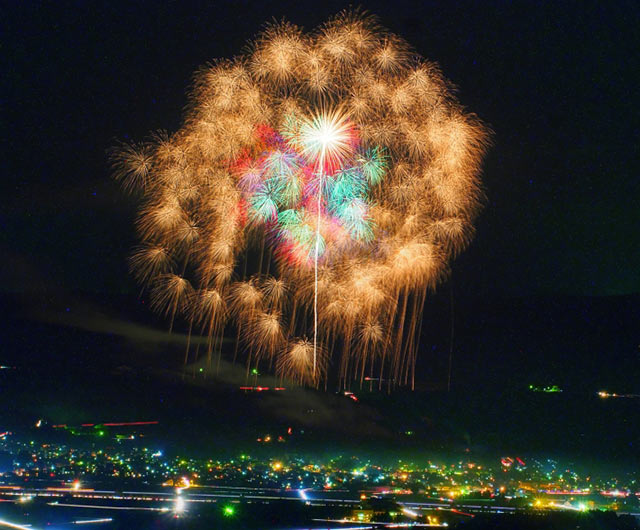 「片貝まつり浅原神社秋季例大祭」で花火が打ち上がる様子