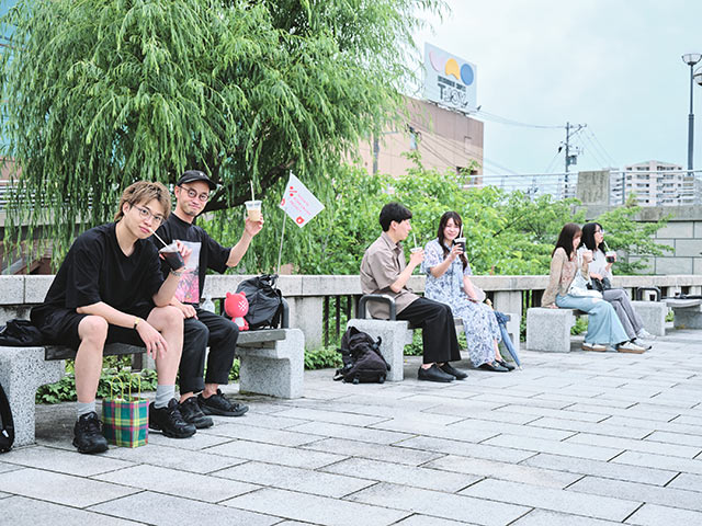 ベンチで休憩中のツアー参加者