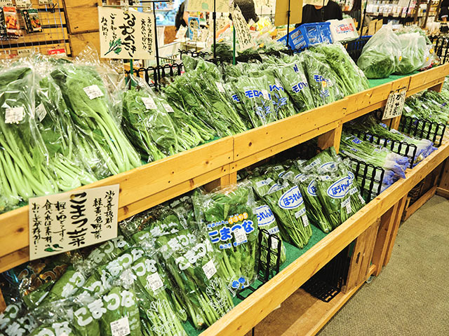 〈ピカリ産直市場 お冨さん〉の葉物野菜コーナー