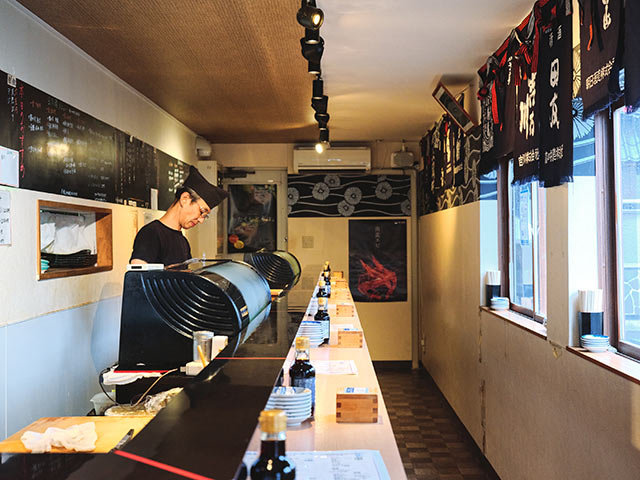 〈別館立ち食い 弁慶〉の店内