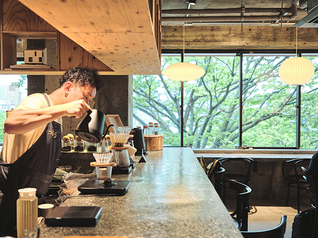 店員さんがカウンターでコーヒーを淹れている