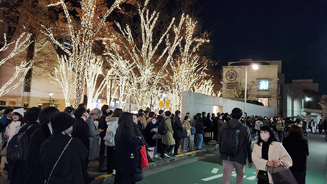 閉店後のセレモニーに集まったたくさんのお客さん