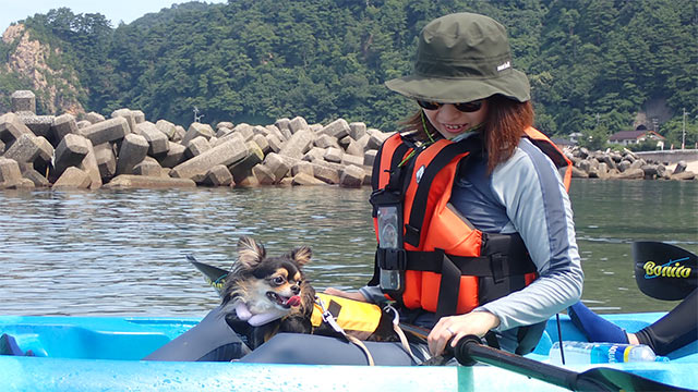 愛犬とシーカヤックを楽しむ女性