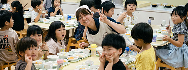 保育園アミックっでお昼ご飯を食べる園児たちと保育士さん