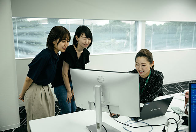 パソコンの前で打ち合わせ中の松田桂子さん