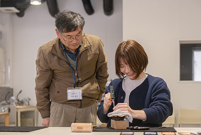 〈燕市産業史料館〉での金属を扱ったものづくり体験