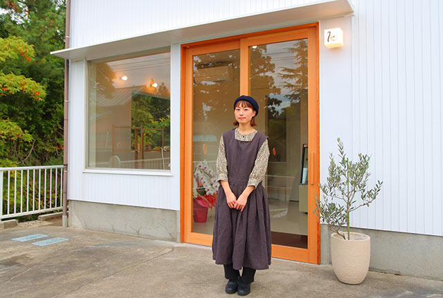 お店の前に立つ〈湖と菓〉店主の近藤琴愛さ