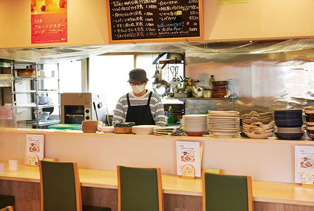 〈キママニ食堂〉の店内カウンター席