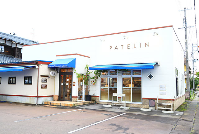 オーニングや軒先テントのブルーが鮮やかな〈PATELIN〉の外観