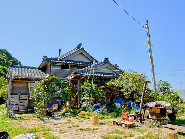 瓦屋根でまさに日本家屋といった趣の〈海辺のこども園 かいじゃり〉外観