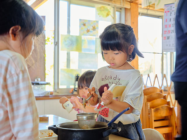 味噌を溶く女の子