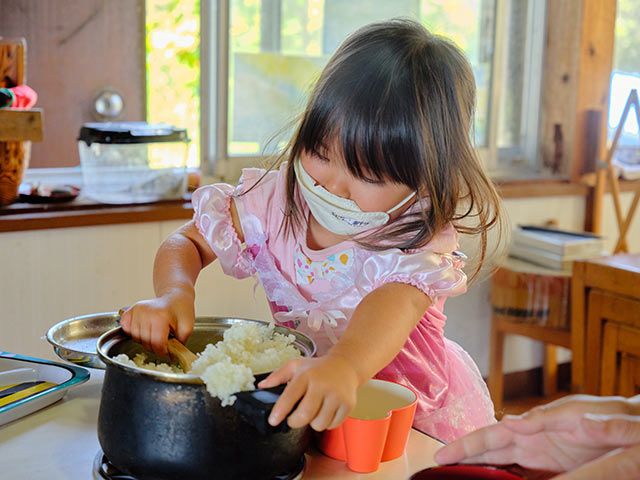 炊いたご飯を天地返しする女の子