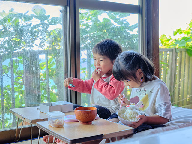 笑顔で昼食中のふたりの園児