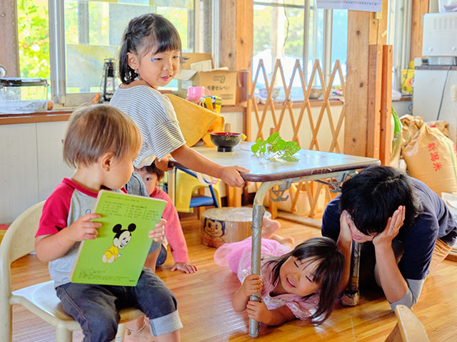 園舎内で遊ぶ園児たちと真耶さん