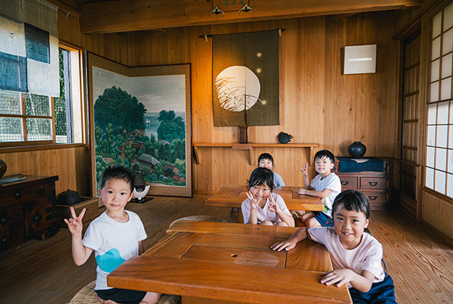 かまど小屋に集合した園児たち